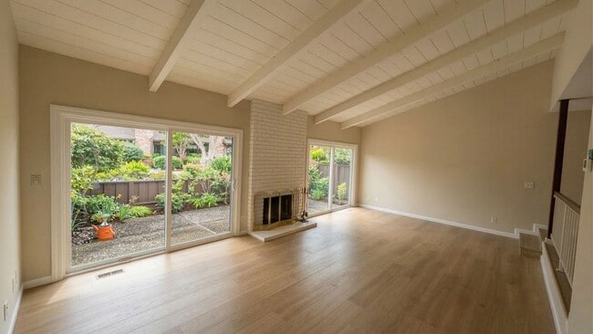 Building Photo - Modern Alameda Townhouse with Resort Style Amenities