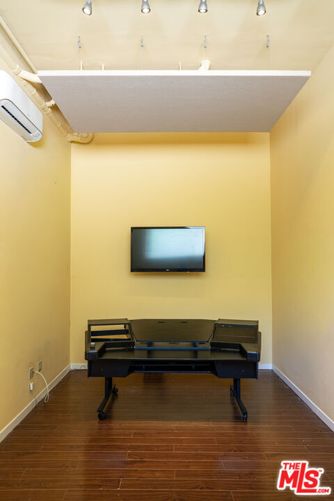 Building Photo - 633 Museum Dr