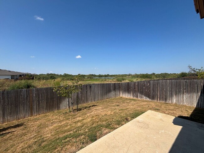 Building Photo - Inviting 3-bedroom, 2-bathroom House, Epit...