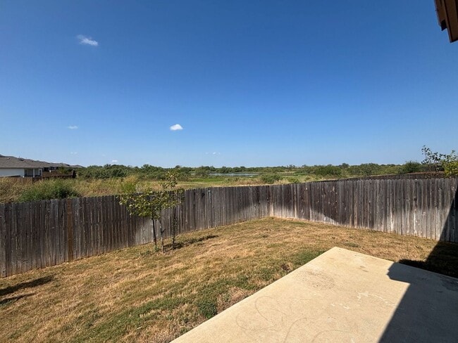 Building Photo - Inviting 3-bedroom, 2-bathroom House, Epitome of Comfort and Style!