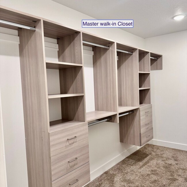 Building Photo - Beautiful townhome walking distance to eve...