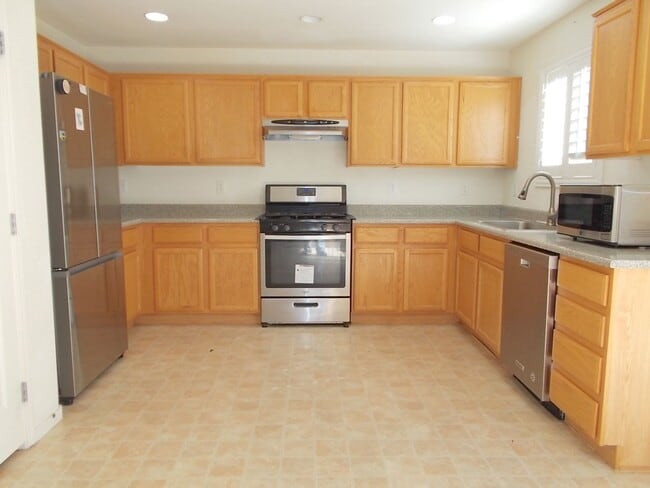 Building Photo - Beautiful 3-Bedroom Two-Story Home in Well...