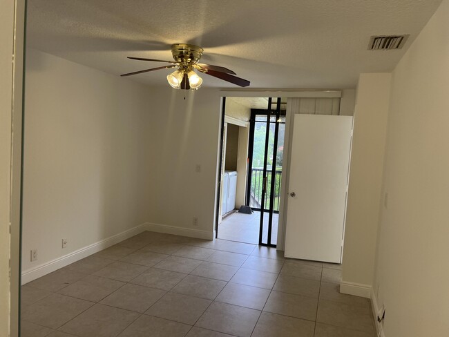 Building Photo - 2602 Carambola Cir S