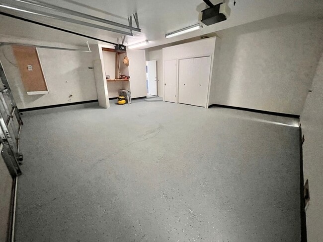 Building Photo - Newly Remodeled & Full of Character!