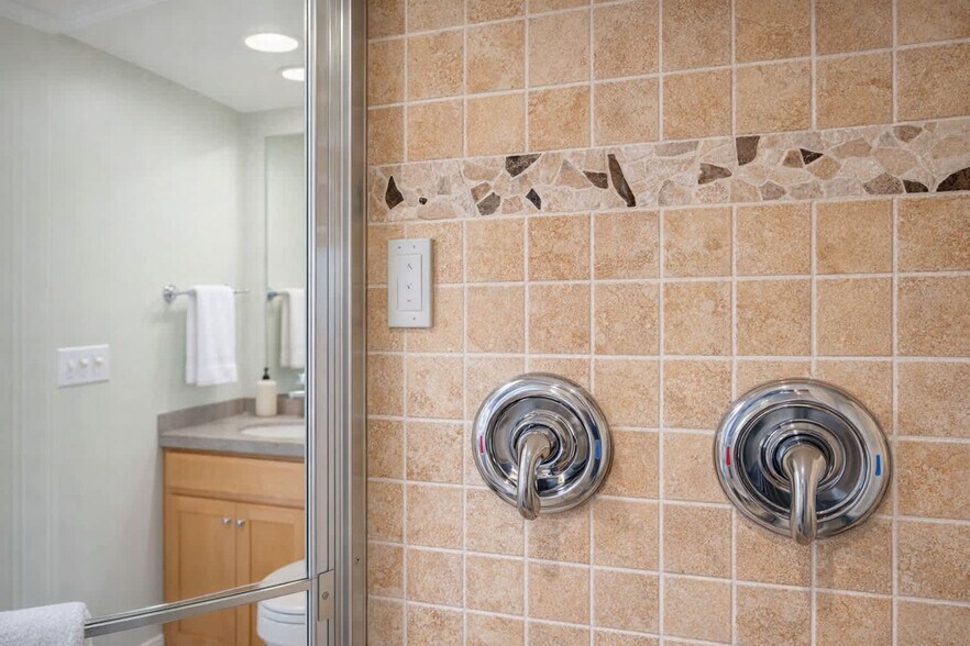 Building Photo - 111 River Dr