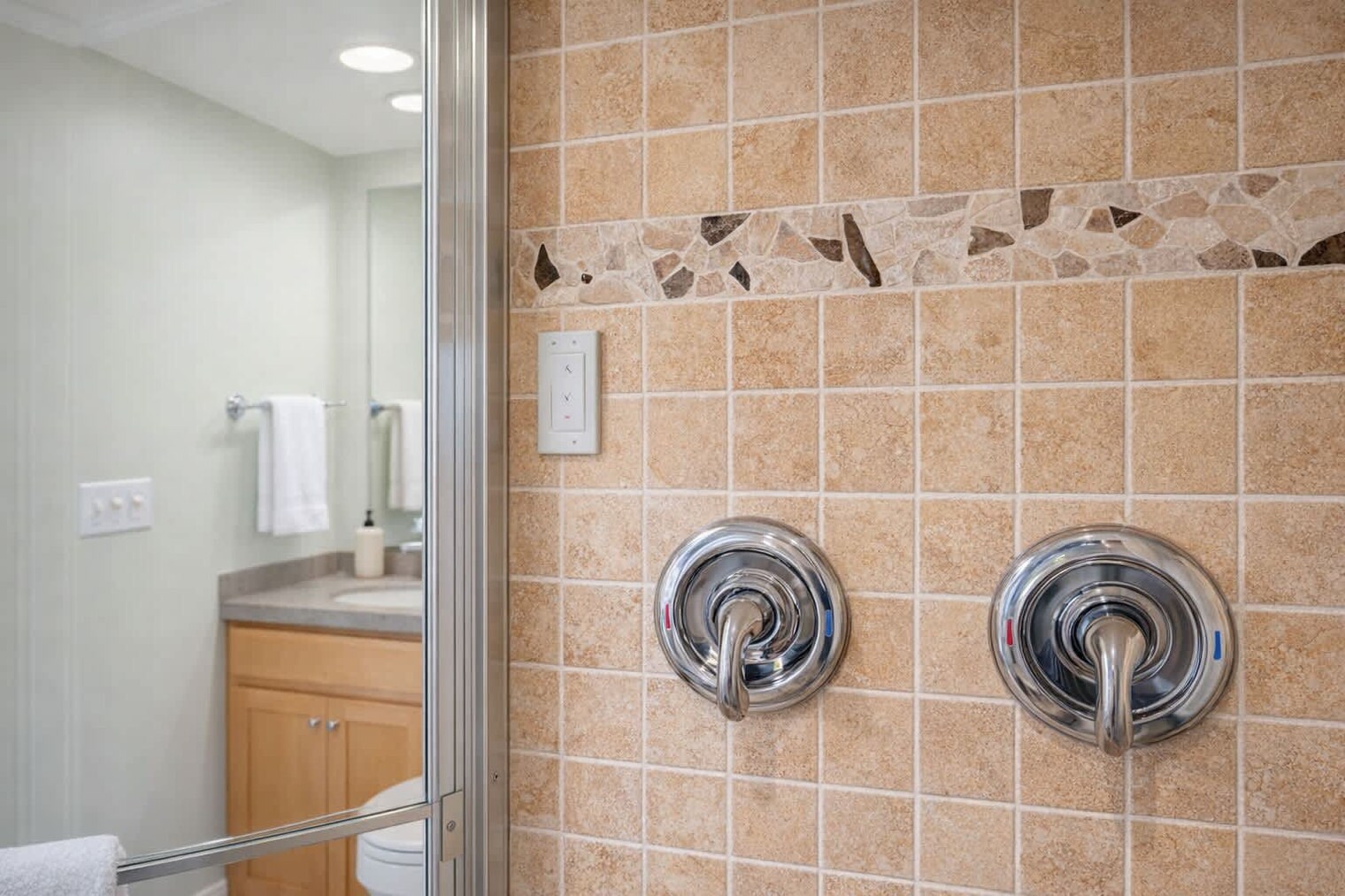 Building Photo - 111 River Dr