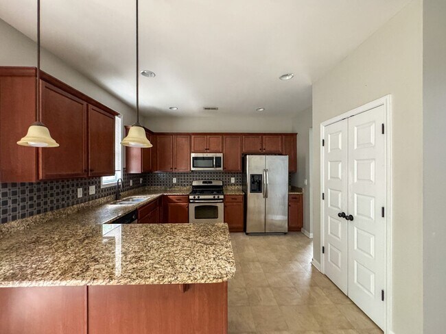 Building Photo - Spacious 4 Bed 2.5 Bath Fayetteville Home