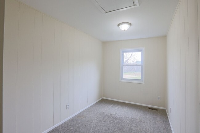 Building Photo - Spacious 3bdrm 1bath Home in Quiet Community