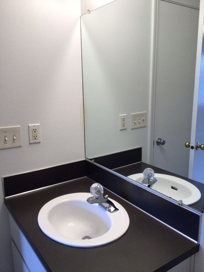 Building Photo - Washougal 2 Bedroom Townhome