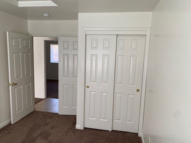 Building Photo - APARTMENT