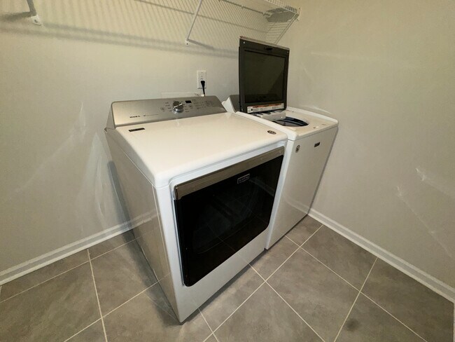 Building Photo - Room in House on Bedrock Rd