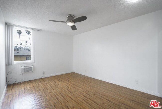 Building Photo - 425 S Kenmore Ave
