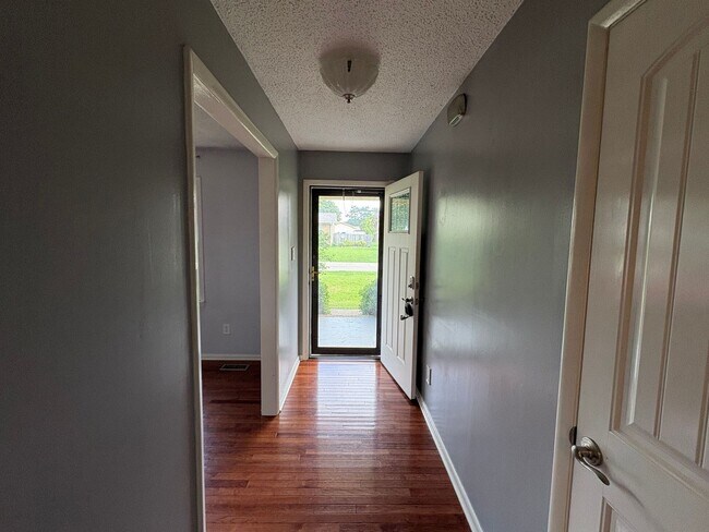 Building Photo - 125 Meadow Dr