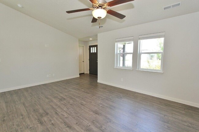 Building Photo - Clean Single-Level Home in Quiet Neighborhood
