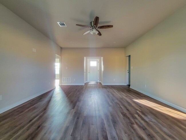 Building Photo - 3 BR/2 BA in Corsicana!