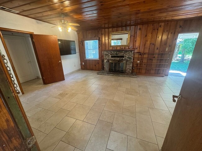 Building Photo - 3 dwelling property located in Rio Linda