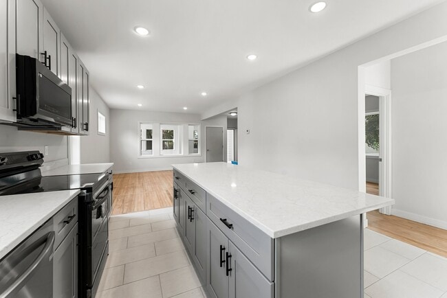 Building Photo - 911 W 31st St