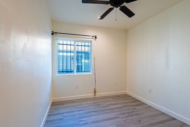 Building Photo - 603 W 49th St