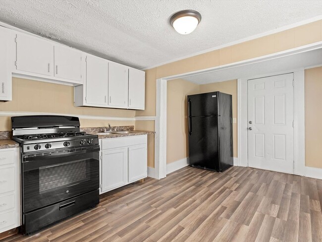 Building Photo - One Bedroom One Bath Unit Available for Immediate Occupancy