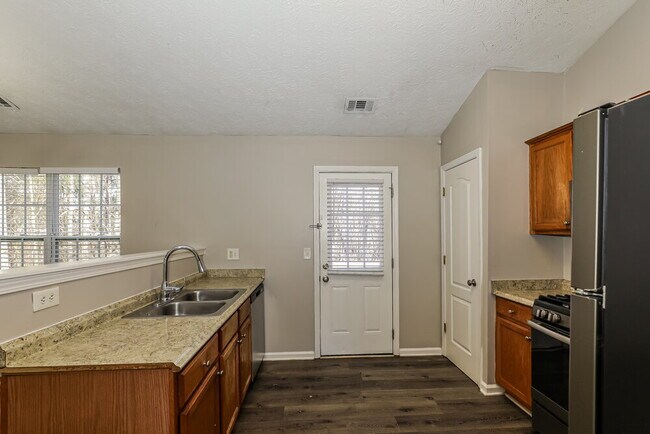 Building Photo - 587 Rosewood Cir