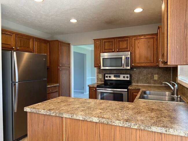Building Photo - Well-Located 4 Bedroom with Versatile Living Space!!