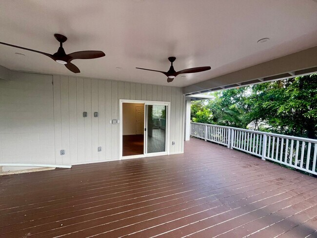 Building Photo - Renovated 6 Bedroom, 3.5 Bath Home with 2 Garages in Aina Haina