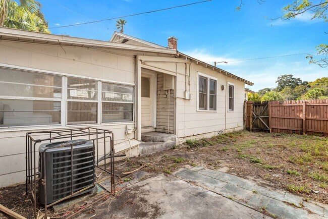 Building Photo - Cute 3bdrm/1bath House ** Section 8 OK ** $1995.00**