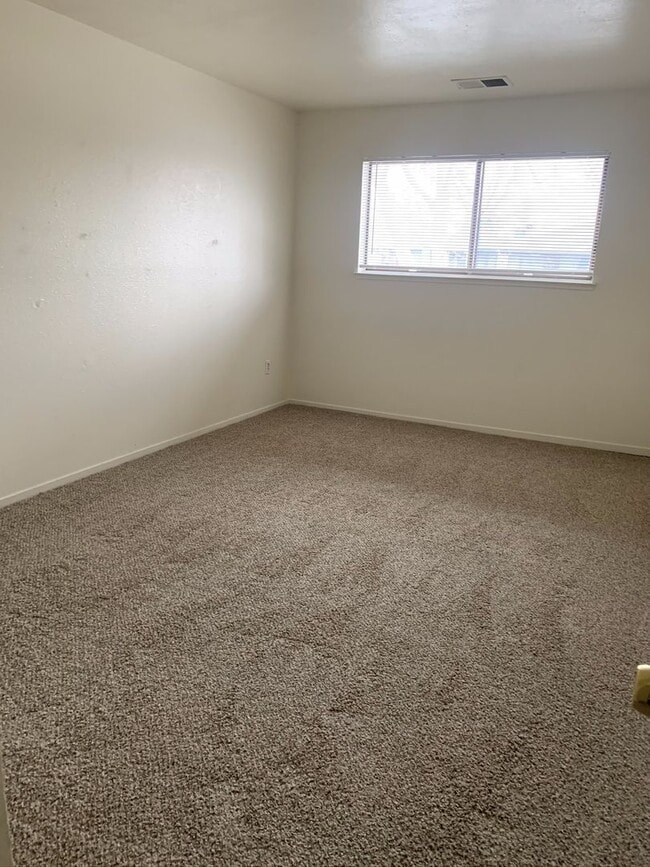 Building Photo - COMING SOON! Spacious Reno condo! Balcony, pool & more!!!