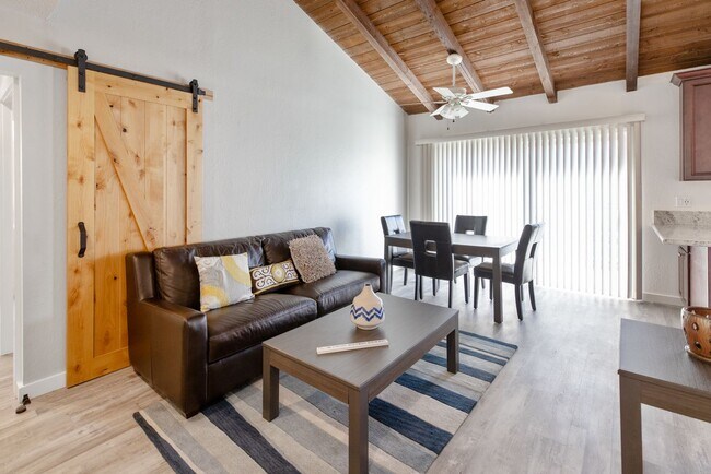 Building Photo - Highly Upgraded, Top Floor Condo in Huntin...