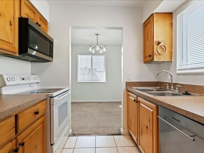 Building Photo - West Valley Clean & Affordable 2 bed, 1 bath apt