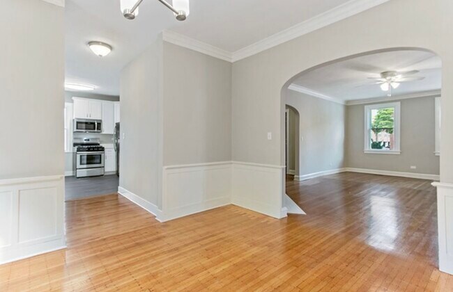 Building Photo - 910 Lake St