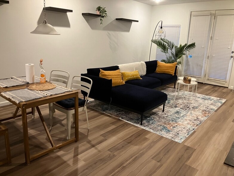 Building Photo - 5470 Nottinghamshire Ln