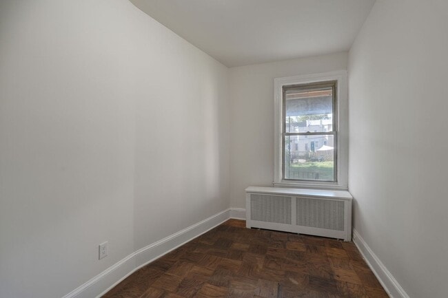 Building Photo - Spacious 6BR/1.5BA Row home