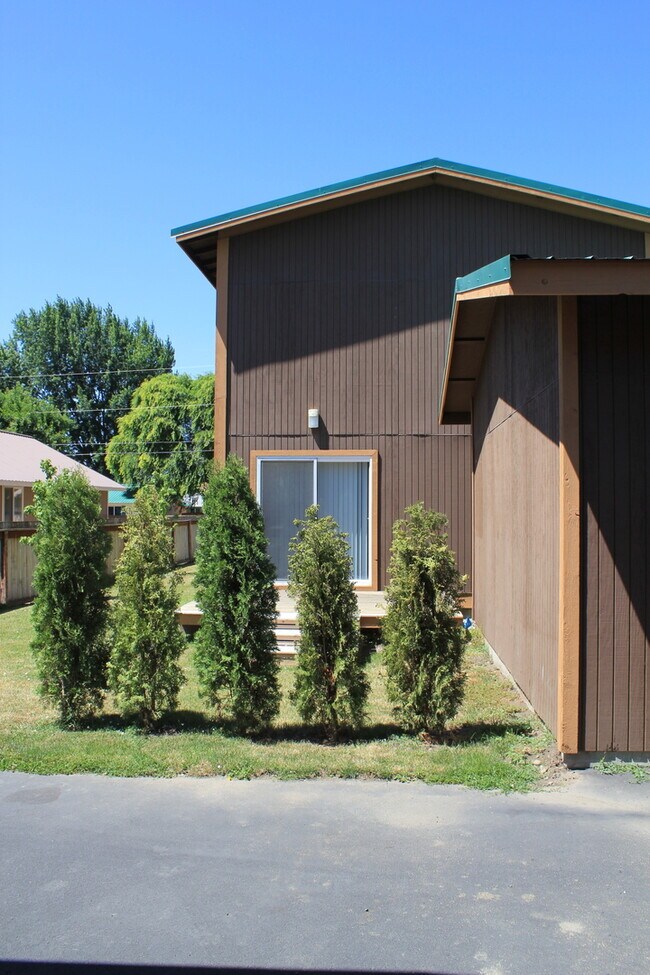 Building Photo - 1308 N Brooklane St