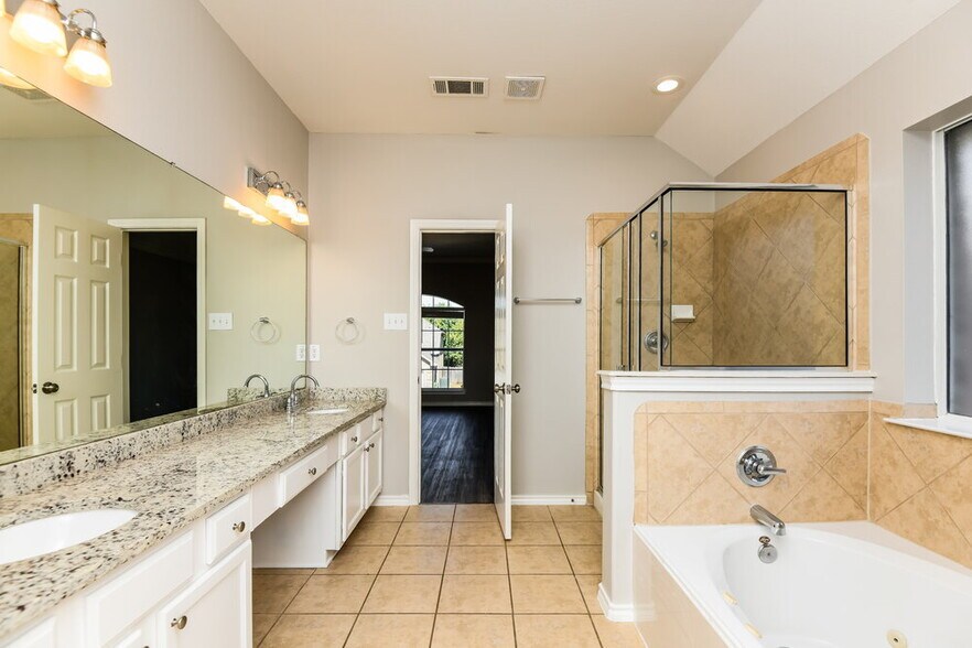 Building Photo - 6910 Shore Breeze Ct