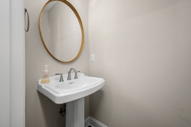 Building Photo - 555 Gresham Ln