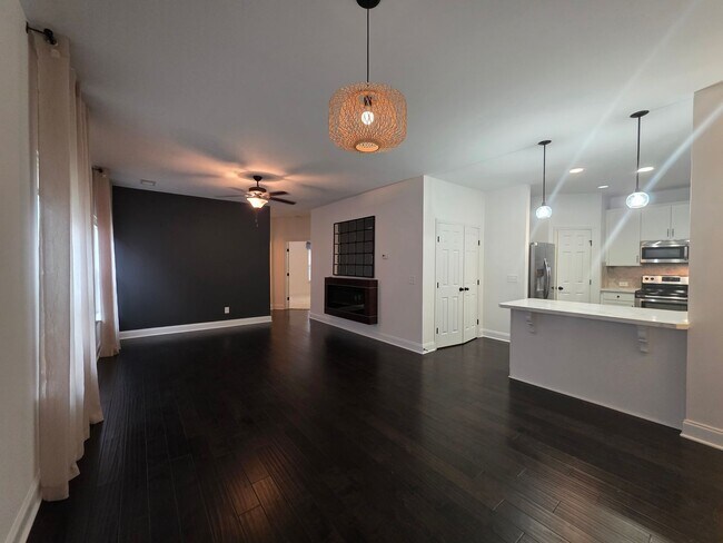 Building Photo - Hendersonville one level villa community amenities included