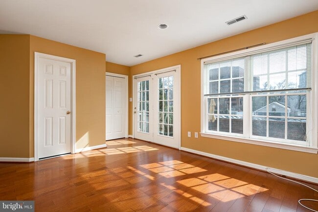 Building Photo - 1122 N Vernon St