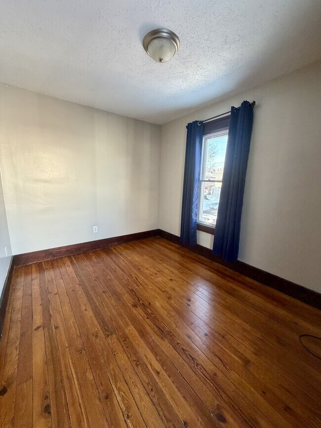 Building Photo - 107 Maple Ave