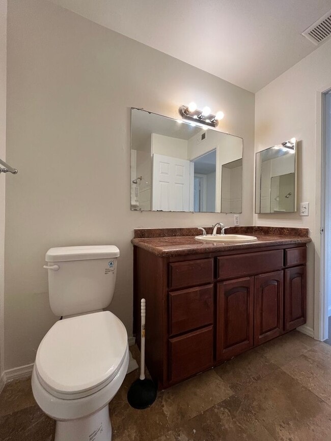 Building Photo - 4BR/2.5BA Two Story Condo Available