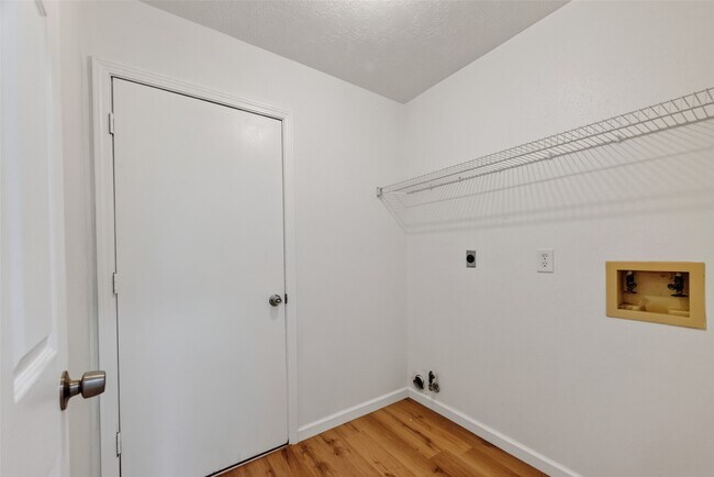 Building Photo - 7403 Oak Walk Dr