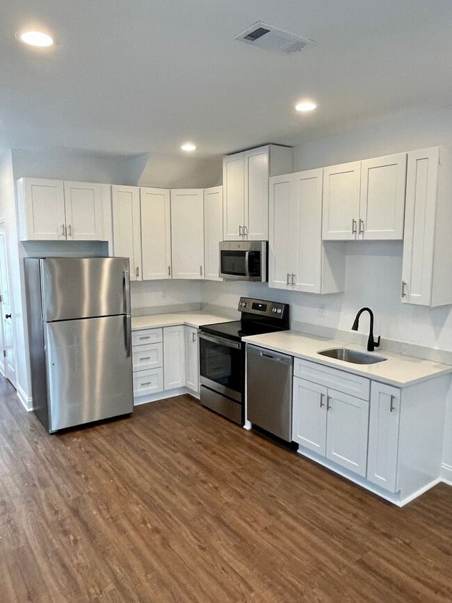 Building Photo - Newly Renovated 2BD/2.5BA with covered Driveway and Backyard
