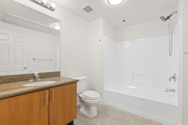 Building Photo - 2 Bed/2 Bath Condo available at Union Square!