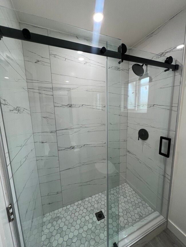 Building Photo - Newly Renovated 1-Bedroom, 1-Bathroom Apar...