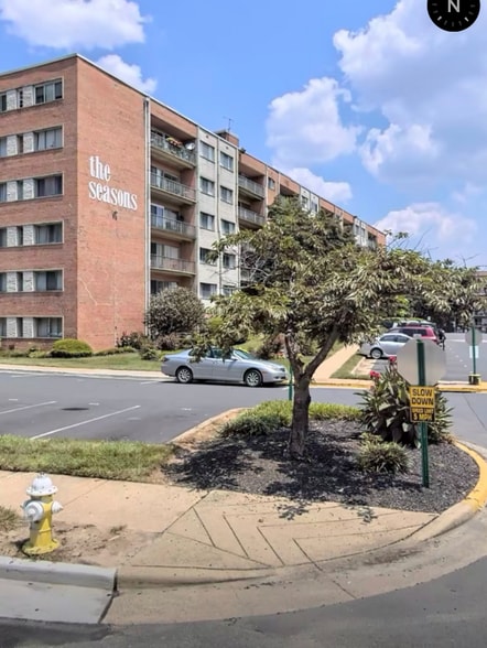 Building Photo - 5851 Quantrell Ave