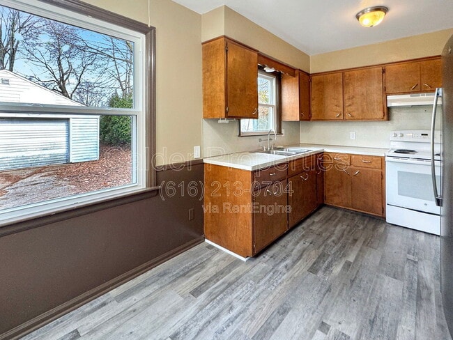 Building Photo - 1039 Kentwood Dr NE