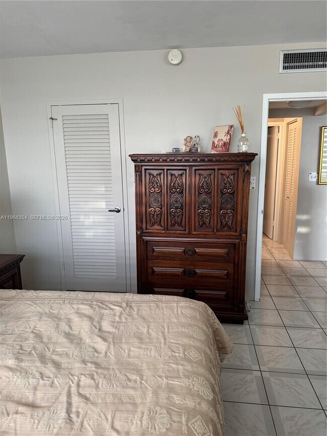 Building Photo - 2899 Collins Ave