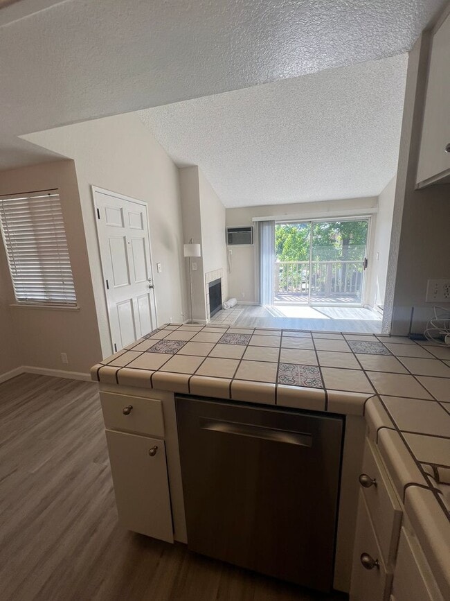 Building Photo - Extremely Well Maintained Upstairs 1/1 Condo Near Light Rail Now Available!