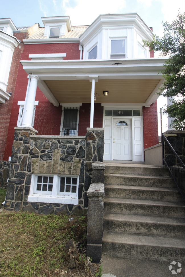 Building Photo - 225 W 29th St