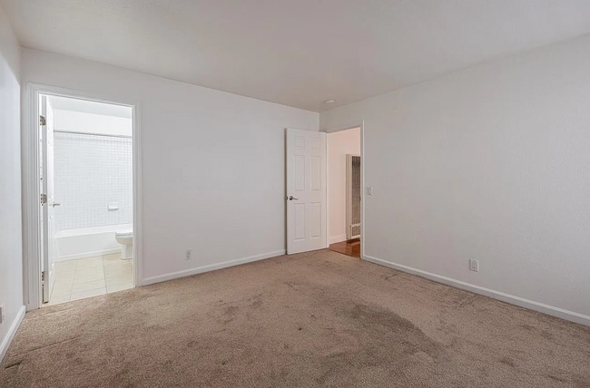 Building Photo - APT 84